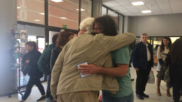 Davide Rodríguez abraza a Beiras en la III Asamblea Nacional de Anova Davide Rodríguez abraza a Beiras en la III Asamblea Nacional de Anova