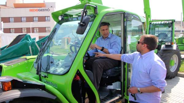 El coordinador general del PP catalán, Xavier García Albiol, en un tractor El coordinador general del PP catalán, Xavier García Albiol, en un tractor