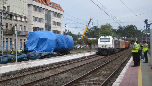Tren siniestrado en O Porriño, cabeza tractora y vagones Tren siniestrado en O Porriño, cabeza tractora y vagones