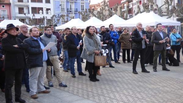 Concentración de la Plataforma en defensa de Chiloeches Concentración de la Plataforma en defensa de Chiloeches