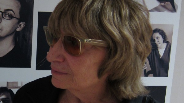 La escritora Antònia Vicens observando una postal con sus versos La escritora Antònia Vicens observando una postal con sus versos