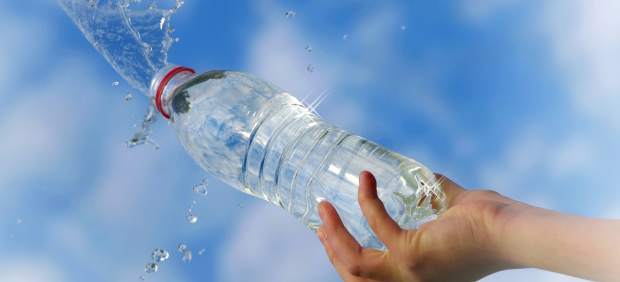 Botella de agua mineral.