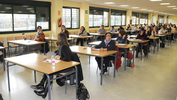 Aspirantes A Maestro Se Examinan En Las Oposiciones De La Comunidad De Madrid Aspirantes A Maestro Se Examinan En Las Oposiciones De La Comunidad De Madrid