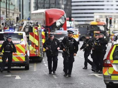 Policías británicos en el Puente de Westminster de Londres