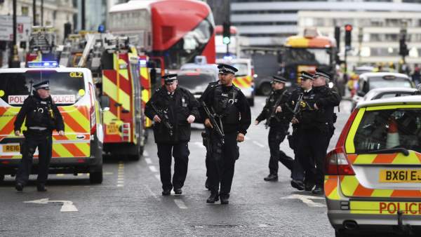 Policías británicos en el Puente de Westminster de Londres Policías británicos en el Puente de Westminster de Londres