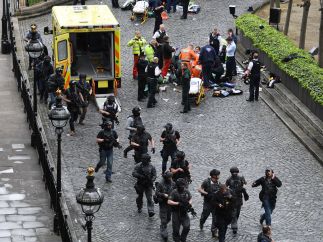Un policía muerto
