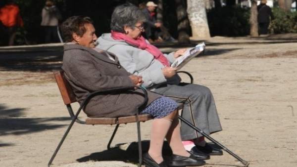 Unas jubiladas sentadas en un banco Unas jubiladas sentadas en un banco