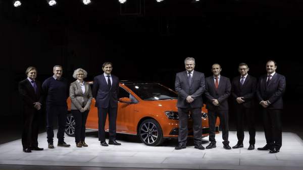 Directivos de Volkswagen Navarra junto al presidente del Comité de Empresa Directivos de Volkswagen Navarra junto al presidente del Comité de Empresa