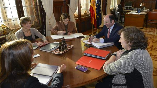 Isabel García Tejerina con los consejeros Manu Ayerdi e Isabel Elizalde Isabel García Tejerina con los consejeros Manu Ayerdi e Isabel Elizalde