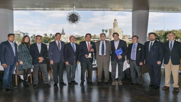 Fundación Cajasol recibe un reconocimiento del Festvial de la Naciones Fundación Cajasol recibe un reconocimiento del Festvial de la Naciones