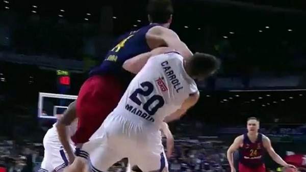 Codazo Tomic a Carroll Codazo Tomic a Carroll