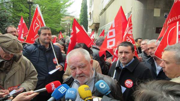 Pino (en primer término) y Lanero, en la concentración sindical ante FADE. Pino (en primer término) y Lanero, en la concentración sindical ante FADE.