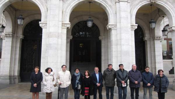 Minuto de silencio a las puertas del Ayuntamiento de Valladolid Minuto de silencio a las puertas del Ayuntamiento de Valladolid