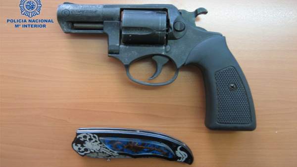 Revolver y navaja intervenidos Revolver y navaja intervenidos