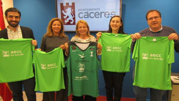 Marcha solidaria a favor de la AECC de Cáceres Marcha solidaria a favor de la AECC de Cáceres