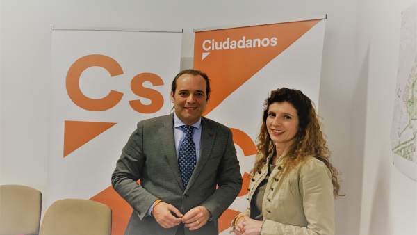 Juan Cassá y Beatriz González técnica de grupo formación naranja portavoz ayto Juan Cassá y Beatriz González técnica de grupo formación naranja portavoz ayto