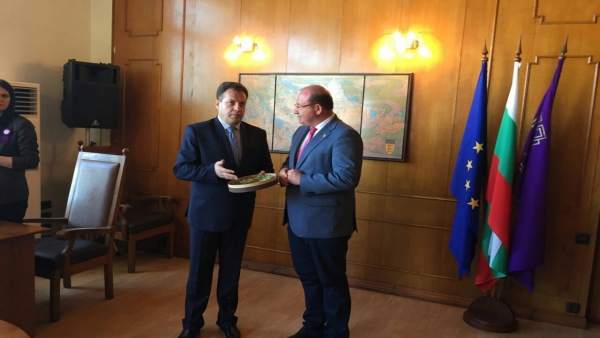 El alcalde de Jaén (d), Javier Márquez, con el de Veliko Tarnovo, Daniel Panov. El alcalde de Jaén (d), Javier Márquez, con el de Veliko Tarnovo, Daniel Panov.