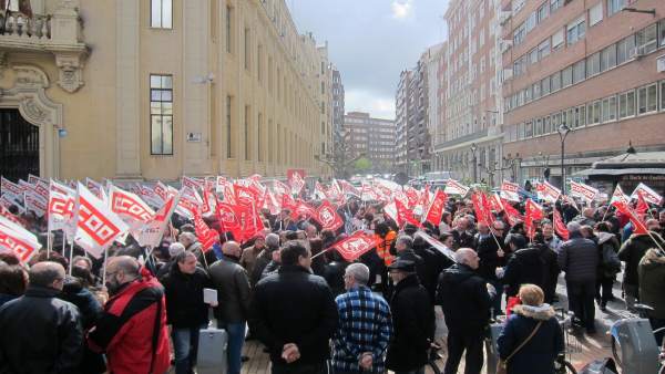 Concentración de UGT y CCOO por la negociación colectiva. Concentración de UGT y CCOO por la negociación colectiva.
