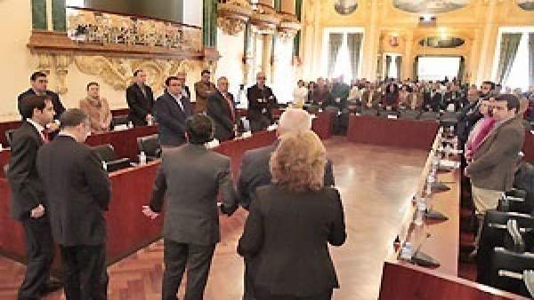 Minuto de silencio en la Diputación pacense Minuto de silencio en la Diputación pacense