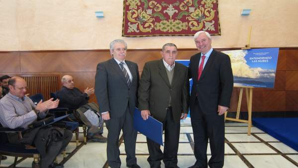Alcalde y Requena con uno de los colaboradores de la AEMET reconocidos hoy Alcalde y Requena con uno de los colaboradores de la AEMET reconocidos hoy