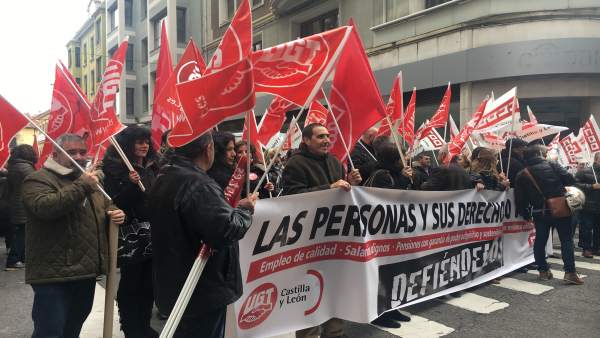 Concentración ante la sede de FELE. Concentración ante la sede de FELE.