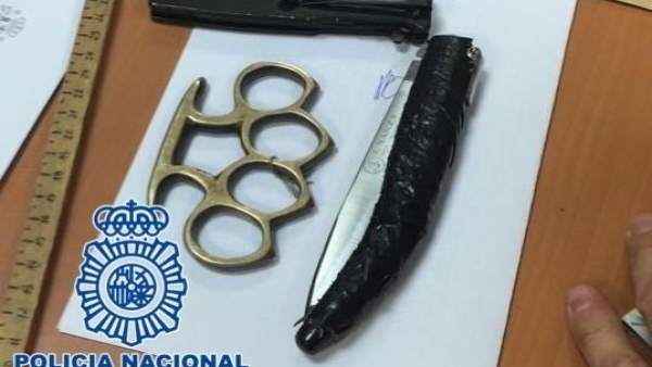 Navaja y puño americano que le fueron intervenidos al detenido Navaja y puño americano que le fueron intervenidos al detenido