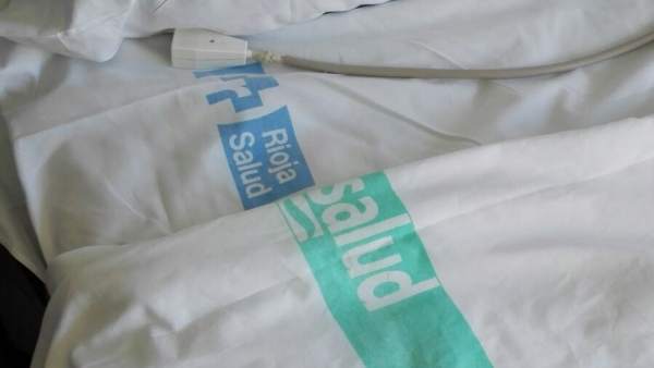 Imagen de una cama con las sábanas Imagen de una cama con las sábanas