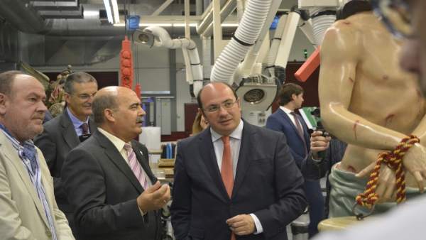 El presidente durante acto de entrega de obras recuperadas El presidente durante acto de entrega de obras recuperadas