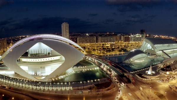 El Palau de les Arts, en la Ciudad de las Artes y las Ciencias de Valencia. El Palau de les Arts, en la Ciudad de las Artes y las Ciencias de Valencia.