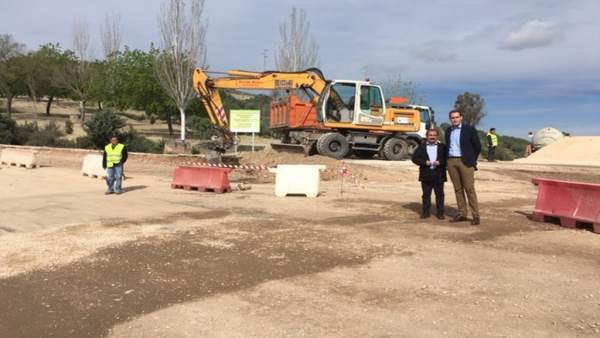 Castro y Latorre visitan las obras de la nueva glorieta. Castro y Latorre visitan las obras de la nueva glorieta.