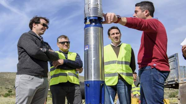 El diputado Óscar Liria, en el sonde de Uleila del Campo, junto al alcalde. El diputado Óscar Liria, en el sonde de Uleila del Campo, junto al alcalde.