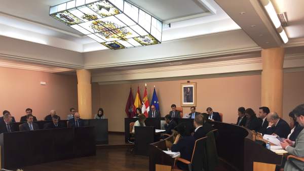Pleno en la Diputación de Segovia. Pleno en la Diputación de Segovia.