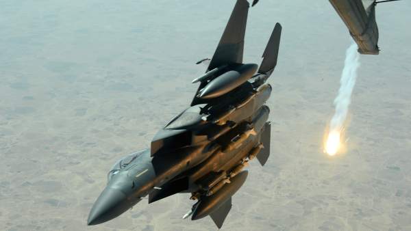 Caza F-15E Strike Eagle de Estados Unidos tras un reabastecimiento en vuelo Caza F-15E Strike Eagle de Estados Unidos tras un reabastecimiento en vuelo