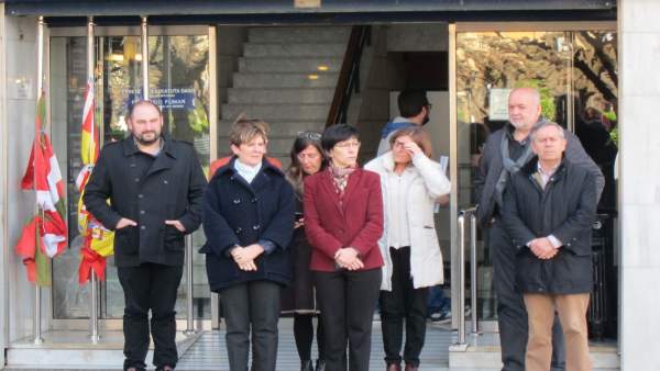 Concentración junto a la sede del Gobierno vasco en San Sebastián. Concentración junto a la sede del Gobierno vasco en San Sebastián.