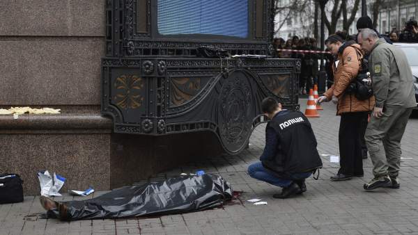 Un policía inspecciona la escena del crimen junto al cuerpo sin vida del exdiputado ruso Denis Voronenkov. Un policía inspecciona la escena del crimen junto al cuerpo sin vida del exdiputado ruso Denis Voronenkov.