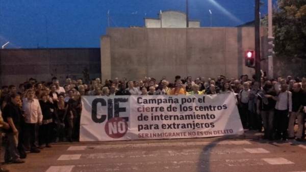 La plataforma organiza concentraciones cada mes frente al centro La plataforma organiza concentraciones cada mes frente al centro