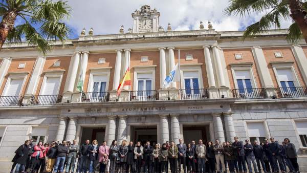 Minuto de silencio en el Ayuntamiento de Huelva por el atentado de Londres. Minuto de silencio en el Ayuntamiento de Huelva por el atentado de Londres.