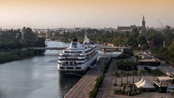 Crucero atracado en Muelle Delicias Crucero atracado en Muelle Delicias
