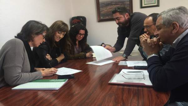 Reunión entre Junta y Ayuntamiento en El Campillo. Reunión entre Junta y Ayuntamiento en El Campillo.