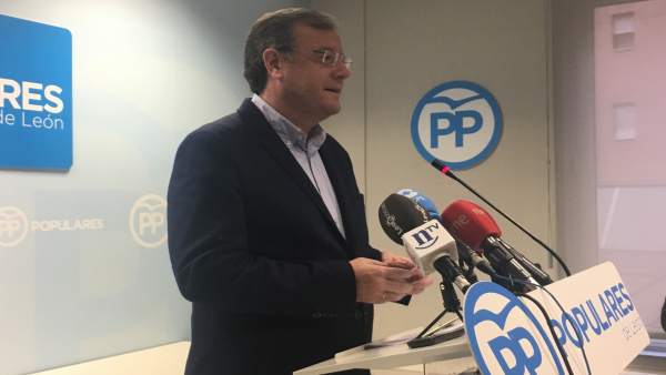 León. Antonio Silván en rueda de prensa León. Antonio Silván en rueda de prensa