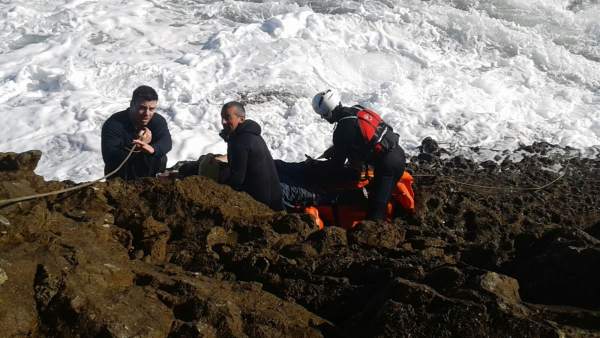 Rescate del segundo varón mientras continúa la búsqueda de otro hombre en el mar Rescate del segundo varón mientras continúa la búsqueda de otro hombre en el mar