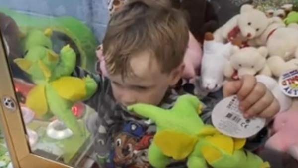 Un niño de tres años se queda atrapado en una máquina de muñecos Un niño de tres años se queda atrapado en una máquina de muñecos