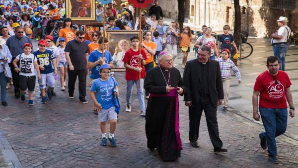 El obispo abre la procesión del encuentro de niños de 2016 El obispo abre la procesión del encuentro de niños de 2016
