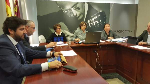 Mesa de la Asamblea admite a trámite la moción de censura Mesa de la Asamblea admite a trámite la moción de censura