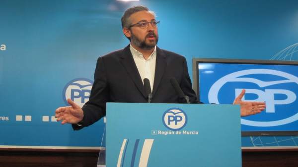 Víctor Martínez, portavoz del PP en rueda de prensa Víctor Martínez, portavoz del PP en rueda de prensa
