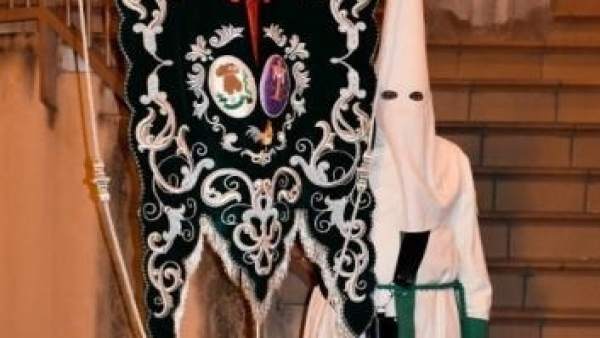 Hábito y estandarte de la nueva Cofradía de Jesús de la Soledad Hábito y estandarte de la nueva Cofradía de Jesús de la Soledad