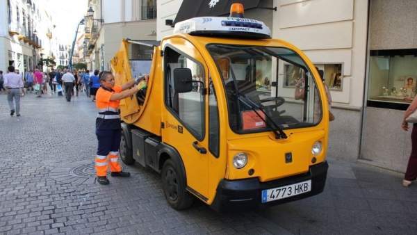 Una trabajadora de la empresa de limpieza de Sevilla Lipasam Una trabajadora de la empresa de limpieza de Sevilla Lipasam