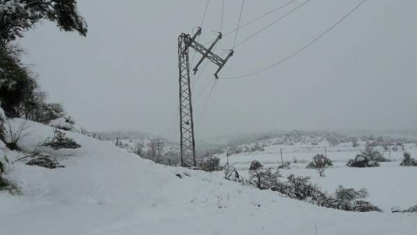 La nieve afecta al tendido eléctrico La nieve afecta al tendido eléctrico