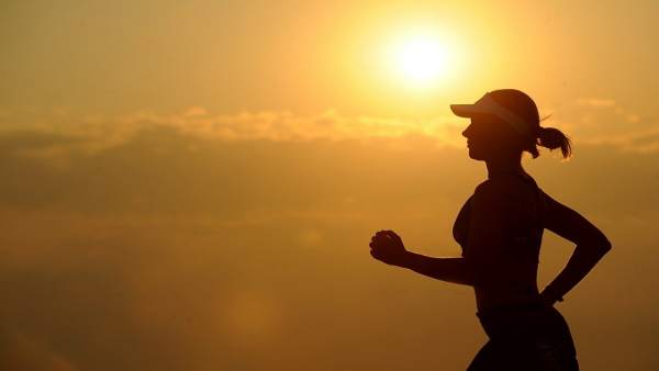 Mujer corre al atardecer Mujer corre al atardecer