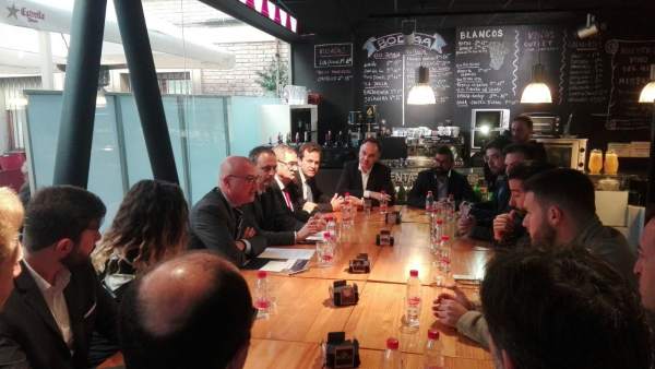 Hernández en un encuentro con emprendedores alojados en los Ceeis Hernández en un encuentro con emprendedores alojados en los Ceeis